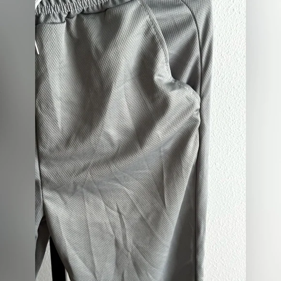Size small grey pants - Picture 2 of 3
